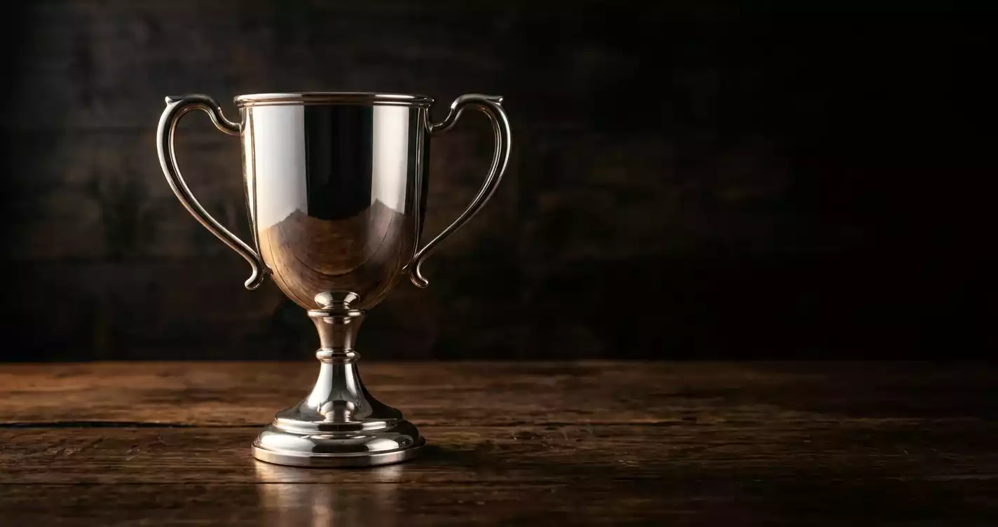 Generischer Siegerpokal im Studiolicht ohne Beschriftung